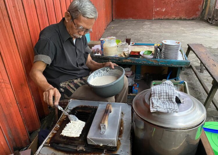 57 Tahun Dijajakan di Cibadak Sukabumi, Rasa Kue Pancong Pak Yayat Pernah Sampai Bikin Ngidam Ibu Hamil