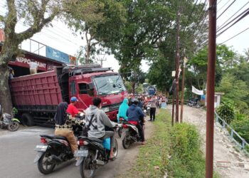 Truk Tronton Ambles Depan Toko Material di Desa Sadang Garut, Ini Kondisinya