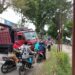 Truk Tronton Ambles Depan Toko Material di Desa Sadang Garut, Ini Kondisinya