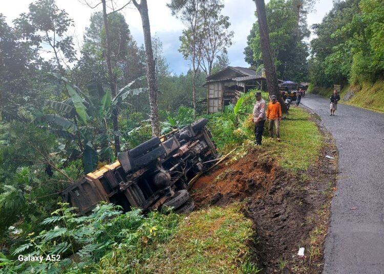 Truk Bermuatan Pasir Terguling di Jalan Gunung Geulap Cihurip Garut, Ini Kondisinya