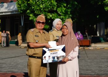 Bupati Garut Serahkan Bantuan Rutilahu 15 Juta per Rumah