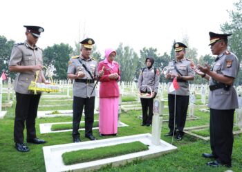 Jelang HUT ke-79 Bhayangkara, Polda Jabar Ziarah ke TMP Cikutra