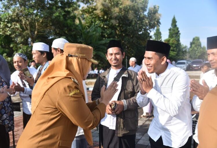 Pemkab Kuningan Serahkan Insentif Bagi 1.000 Guru Ngaji dan Imam Masjid