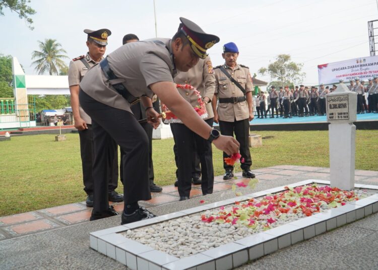 Kapolres Tasikmalaya Pimpin Upacara Ziarah dan Tabur Bunga di Taman Makam Pahlawan