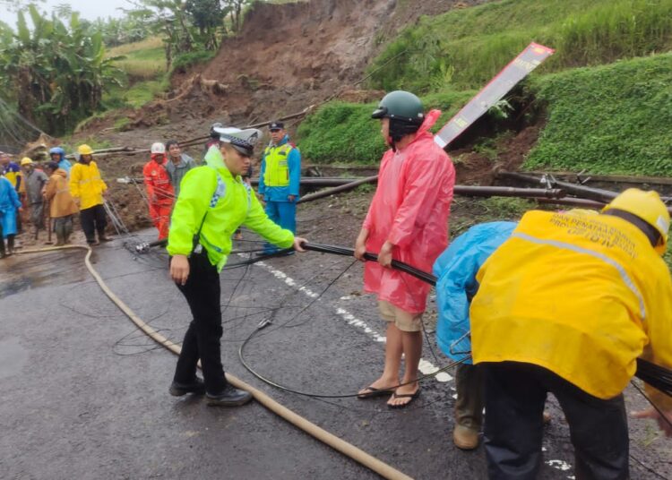 Longsor Putus Jalan Penghubung Garut ke Tasikmalaya, Ini Kondisinya
