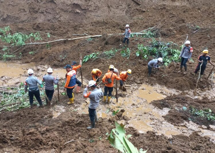 Terkendala Cuaca, Pencarian 2 Korban Longsor di Tenjowaringin Tasik Dihentikan
