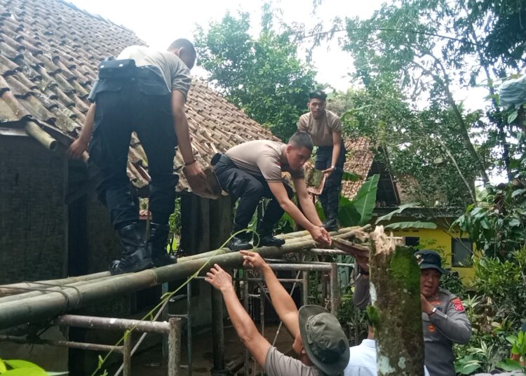 Puluhan Polisi Muda Bantu Turunkan Atap Rumah Reyot Untuk Direhab di Leuwisari Tasikmalaya
