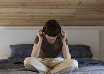 Picu Overthinking, Ini 5 Dampak Buruk Terlalu Sering Dengarkan Musik Sedih Bagi Kesehatan Mental!