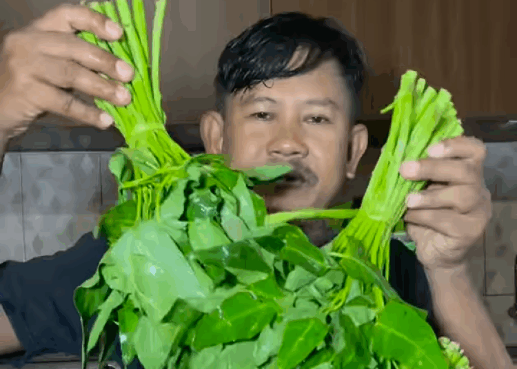 Sate Kangkung Sedang Viral Karena Dimakan Mursyid dan Nanakoot, Aman Kah Kangkung Dibakar?