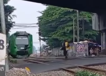 Viral Video Detik-Detik Pria Tewas Tertemper KA Feeder di Flyover Cimindi, Palang Sudah Ditutup Tetap Menyebrang dan Tak Lihat Kanan Kiri