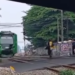 Viral Video Detik-Detik Pria Tewas Tertemper KA Feeder di Flyover Cimindi, Palang Sudah Ditutup Tetap Menyebrang dan Tak Lihat Kanan Kiri