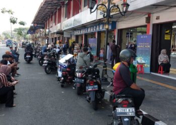 Petugas Razia Jukir Liar dan Gepeng di Kawasan Wisata Batik Trusmi Cirebon