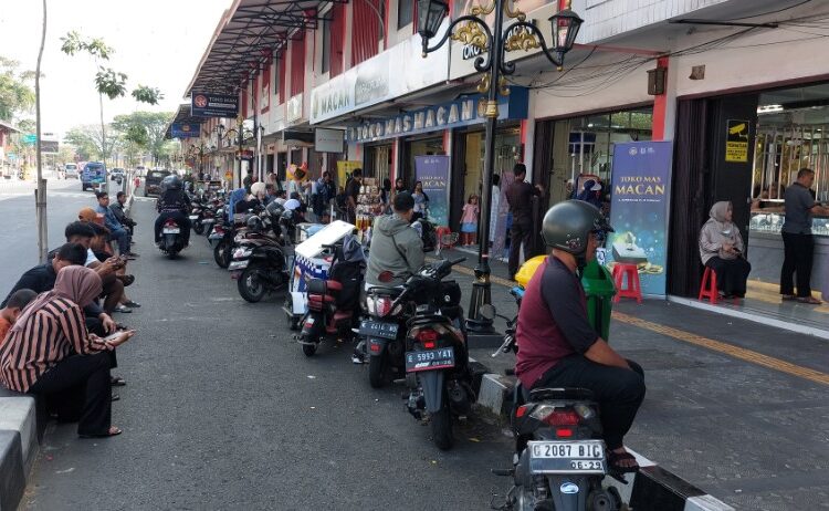 Petugas Razia Jukir Liar dan Gepeng di Kawasan Wisata Batik Trusmi Cirebon