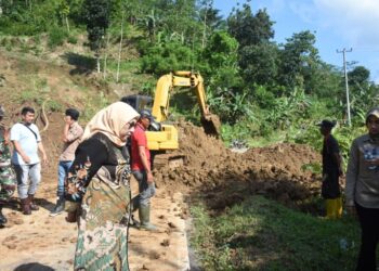 Tebing di Cipakem Kuningan Longsor, Sempat Putus Akses Jalan