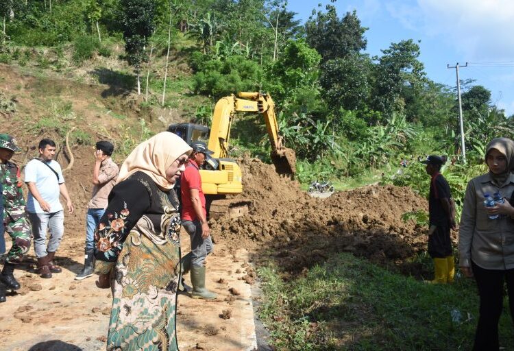 Tebing di Cipakem Kuningan Longsor, Sempat Putus Akses Jalan
