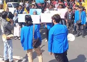 Mahasiswa dan PKL Unjuk Rasa di Kuningan, Protes Relokasi Pedagang