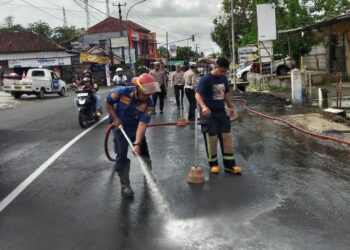 Solar Tumpah Sepanjang 4 KM di Jalan Raya Singaparna Tasikmalaya, Ini Kondisinya