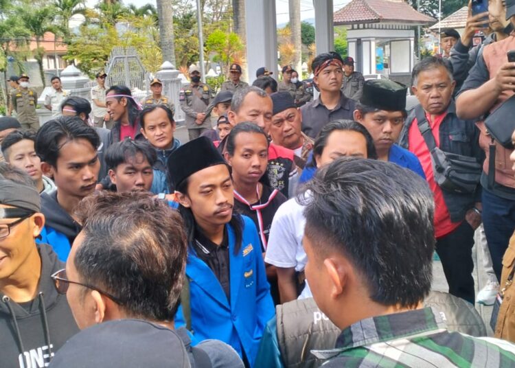 Aksi Unjuk Rasa PMII Mengawal Nasib PKL Terdampak di Kuningan