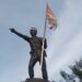Sangat Merana Bendera Merah Putih di Atas Patung di Bundaran Cibiru, Begini Kondisinya