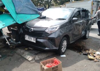 Isuzu Panther Hantam Daihatsu Sigra dan Gerobak Baso Tahu di Cipacing Jatinangor, 3 Orang Terluka
