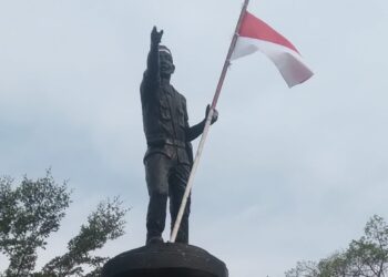 Bendera Merah Putih di Atas Patung Bundaran Cibiru yang Merana Akhirnya Diganti