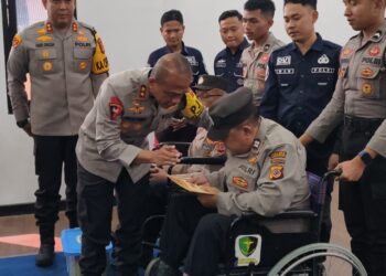 Kapolda Jabar Berikan Kursi Roda Kepada Anggota Polisi yang Sakit Stroke di Tasikmalaya