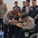 Kapolda Jabar Berikan Kursi Roda Kepada Anggota Polisi yang Sakit Stroke di Tasikmalaya