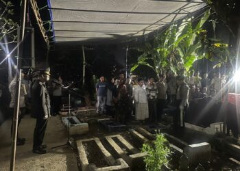 Tembakan Kehormatan Iringi Pemakaman Bripka Cecep Saepul Bahri
