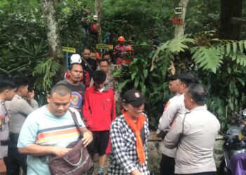 Tim SAR Selamatkan 2 Remaja yang Terjatuh dari Puncak Mega Gunung Puntang Banjaran