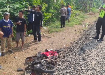 Tragis, Saimun Lansia Pemotor Tewas Tersambar KA di Perlintasan Tanpa Palang Pintu di Banjar