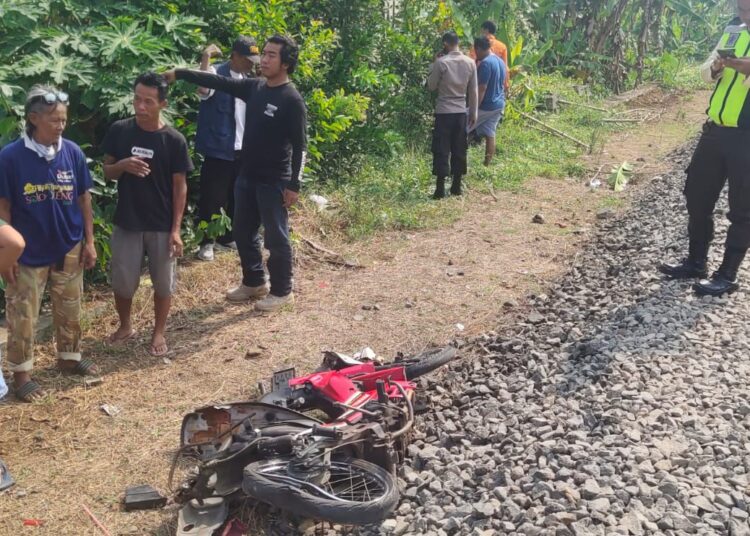 Tragis, Saimun Lansia Pemotor Tewas Tersambar KA di Perlintasan Tanpa Palang Pintu di Banjar