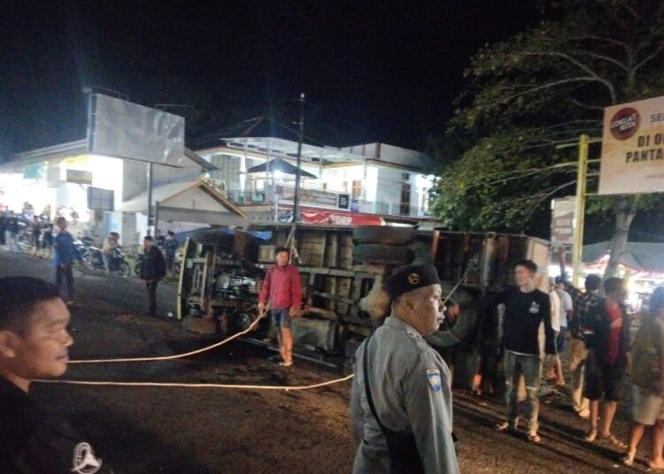 Truk Pengangkut Kayu Terguling di Kawasan Wisata Rancabuaya Garut, Ini Kronologinya