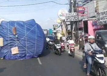 Truk Tronton Bermuatan Kardus Terguling di Jalan Raya Cinunuk, Lalu Lintas Macet Parah