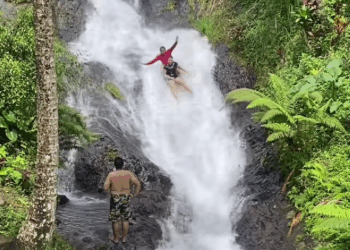 Wajib Cobain! Serunya Main Perosotan Alam Saat Trekking di Desa Lemukih