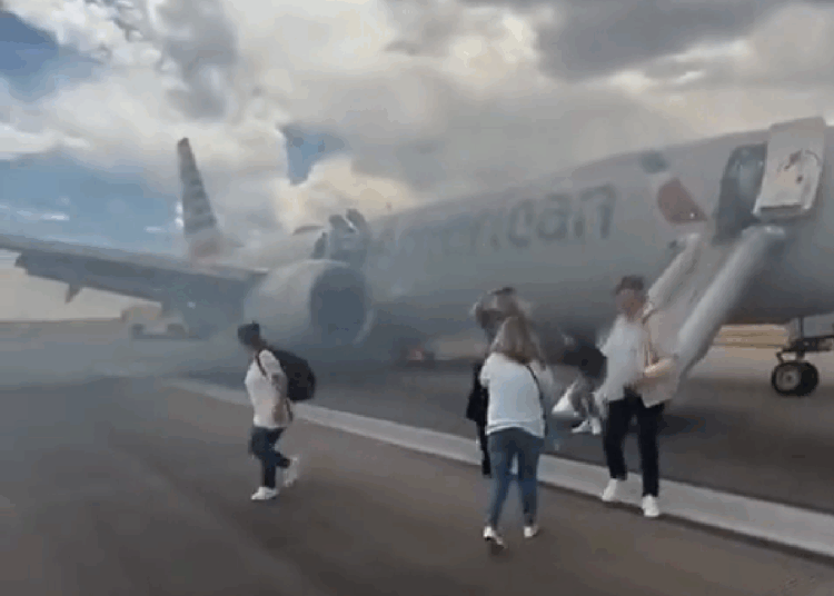Pesawat Boeing 737 MAX American Airlines Terbakar, Penumpang Panik Meluncur Keluar Begini Kronologi dan Penyebab Kebakaran