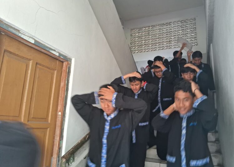 Seribu Pelajar SMPN 1 Kota Bandung Ikuti Simulasi Gempa Sesar Lembang