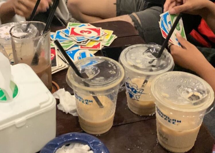 Gen Z Suka Nongkrong di Coffee Shop? Ternyata Bukan Cuma Cari WiFi!