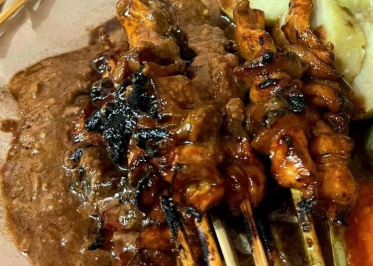 Kulineran Malam di Bandung? Cobain Sate Jando Cihapit yang Legendaris!