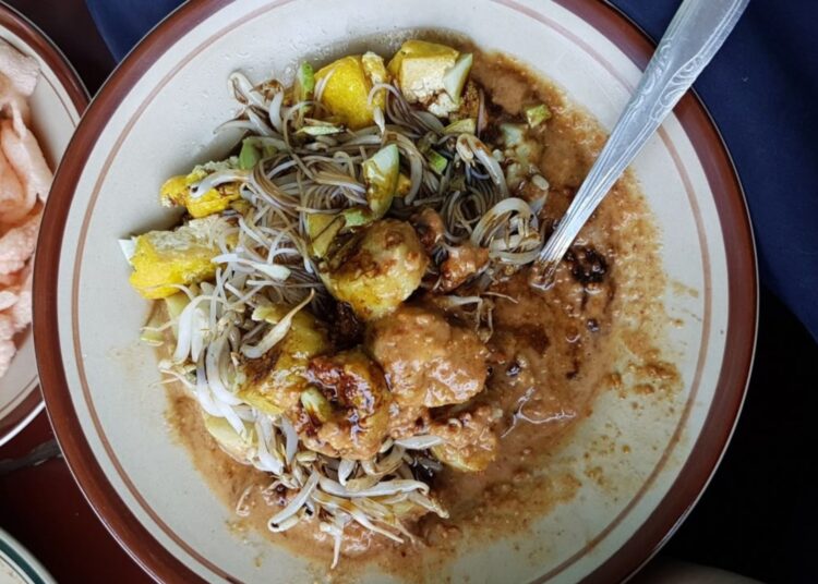 Sarapan Enak dan Murah di Bandung? Kunjungi Kupat Tahu Gempol Aja!