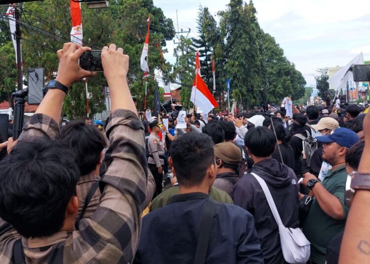 Massa Geruduk DPRD Kabupaten Cirebon, Terjadi Aksi Pembakaran dan Perusakan
