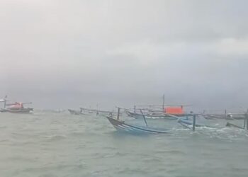 Puluhan Perahu Nelayan Dihantam Ombak di Cipatujah Tasikmalaya