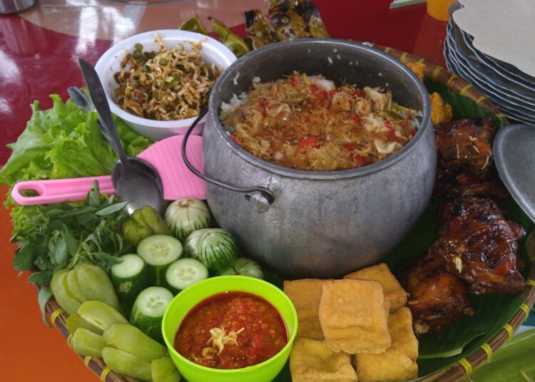 Bikin Ketagihan! Nasi Liwet Ceu Dedeh di Linggarjati Kuningan