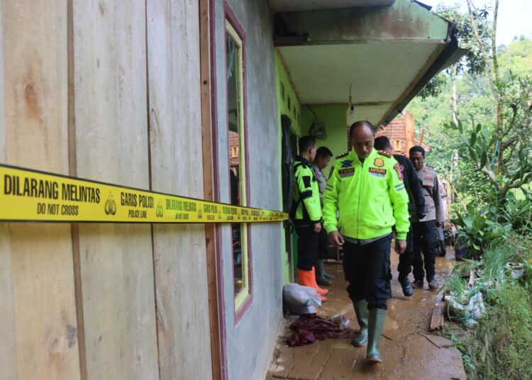 Kapolres Garut Tinjau Lokasi Longsor dan Berikan Santunan Kepada Keluarga Terdampak Bencana
