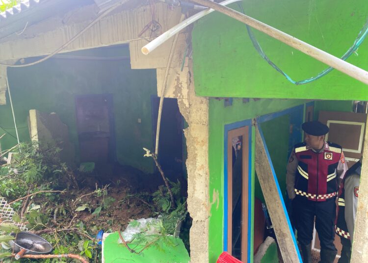 Longsor Terjang Rumah di Cidugaleun Tasik, 1 Anak Meninggal, 2 Anak Lainnya Luka-luka