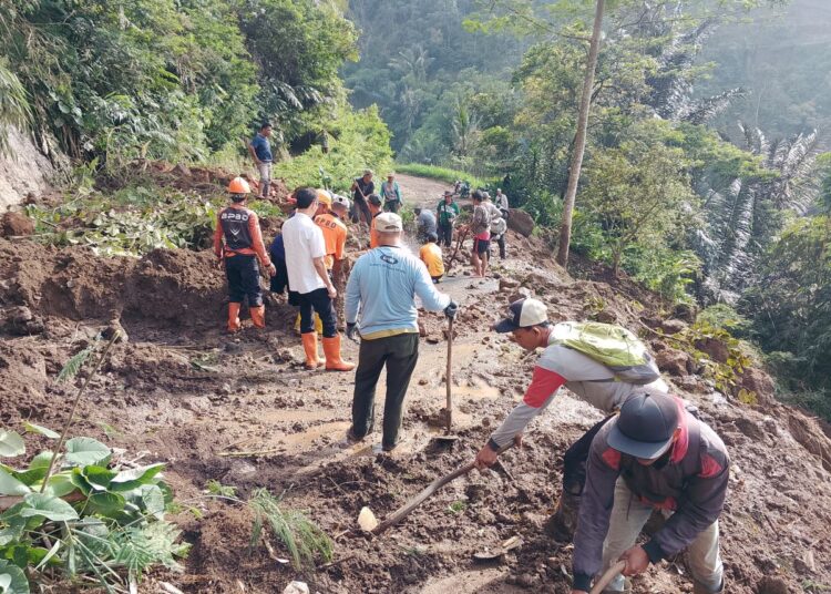 Longsor Putus Jalan Penghubung 2 Desa di Cigalontang Tasikmalaya, Ini Kondisinya