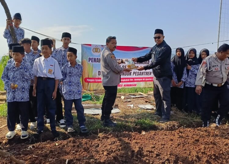 Polisi dan Santri Ponpes Syamsul Huda Tanam Jagung Hybrida di Kuningan