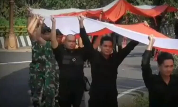 Jelang HUT ke-80 RI, Bendera Merah Putih Sepanjang 1 Kilometer Dibentangkan di Cadas Pangeran