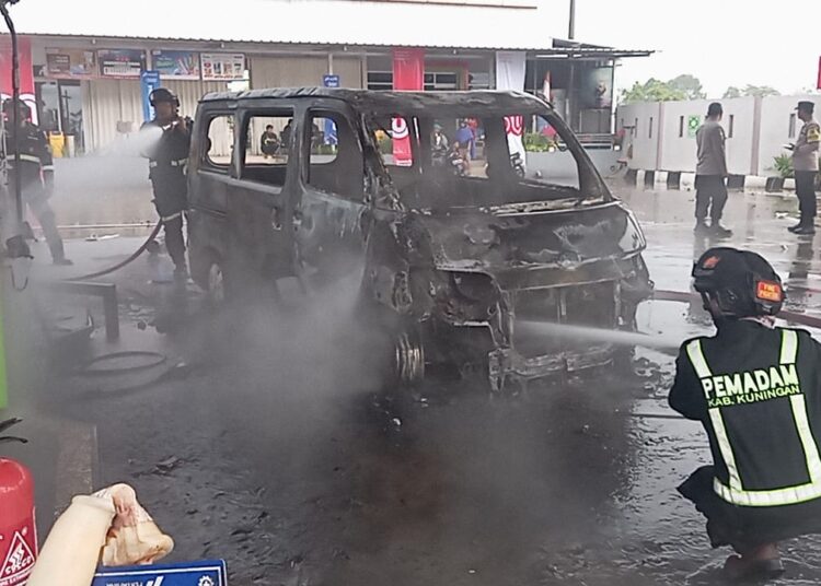 Mobil Granmax Terbakar Hebat Saat Isi BBM di SPBU Mandirancan Kuningan