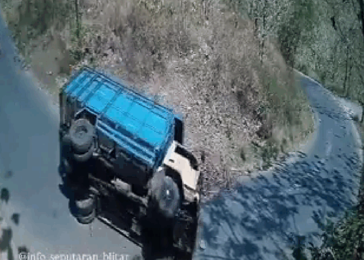VIDEO Detik-Detik Truk Bermuatan Tebu Terguling di Turunan Watu Lawang dan Timpa Pengendara Motor