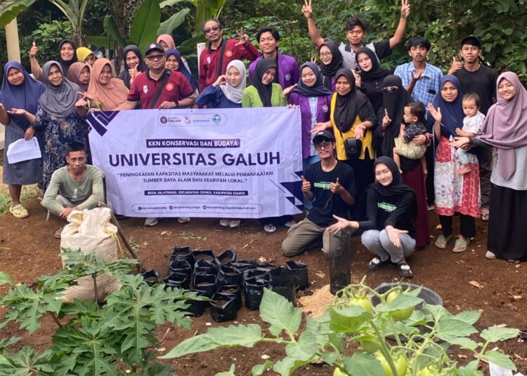 Mahasiswa KKN Unigal Sosialisasikan Media Tanam Sekam Bakar di Desa Jalatrang